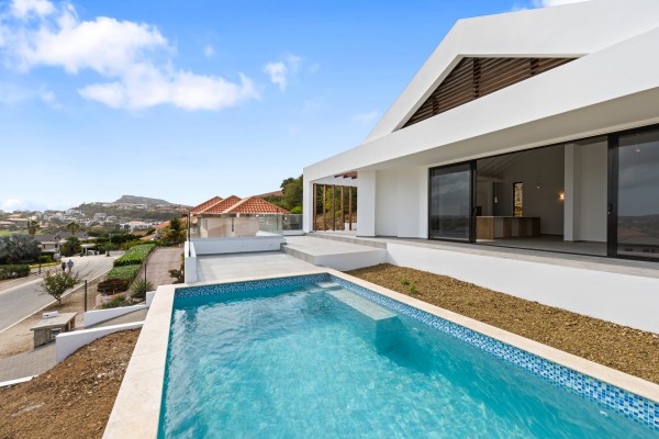 Blue Bay - Modern nieuwbouw huis met zwembad op Golf Resort met strand