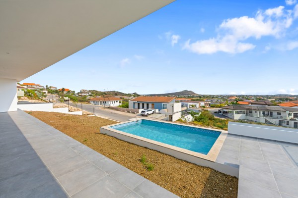Blue Bay - Modern nieuwbouw huis met zwembad op Golf Resort met strand