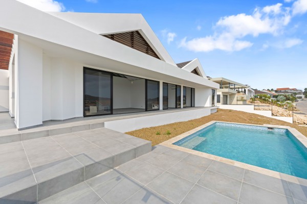 Blue Bay - Modern nieuwbouw huis met zwembad op Golf Resort met strand
