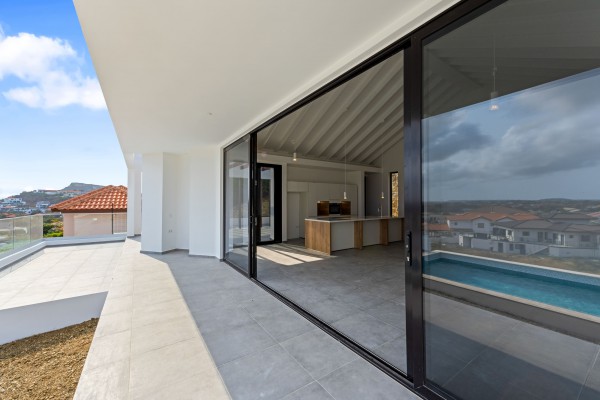 Blue Bay - Modern nieuwbouw huis met zwembad op Golf Resort met strand