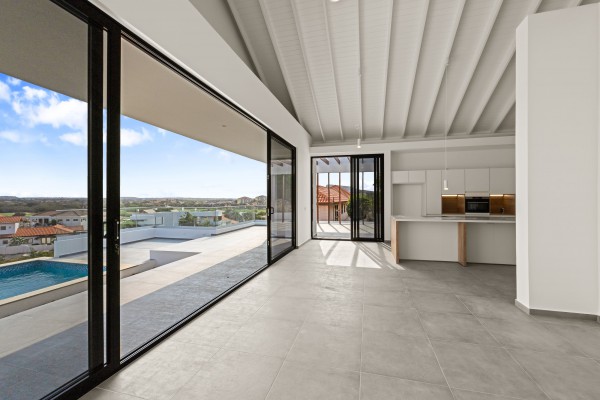 Blue Bay - Modern nieuwbouw huis met zwembad op Golf Resort met strand
