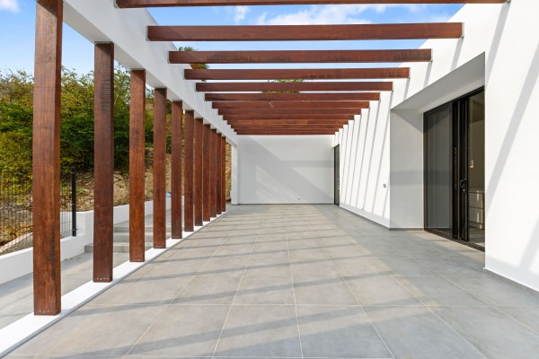 Blue Bay - Modern nieuwbouw huis met zwembad op Golf Resort met strand