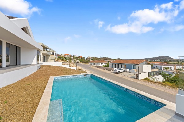 Blue Bay - Modern nieuwbouw huis met zwembad op Golf Resort met strand