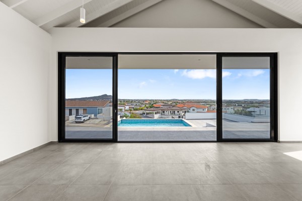 Blue Bay - Modern nieuwbouw huis met zwembad op Golf Resort met strand