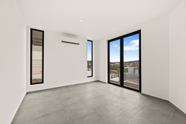 Blue Bay - Modern nieuwbouw huis met zwembad op Golf Resort met strand