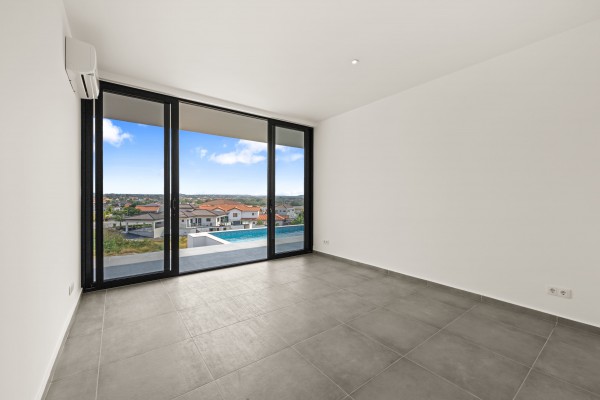 Blue Bay - Modern nieuwbouw huis met zwembad op Golf Resort met strand