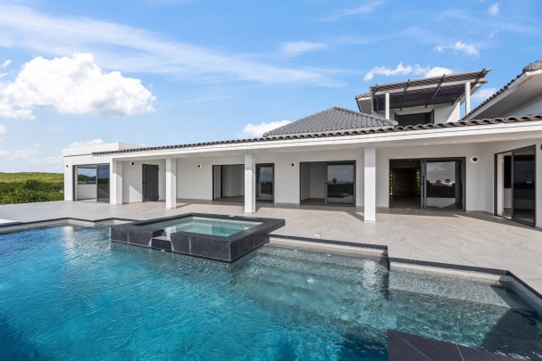 CORAL ESTATE – Villa met spectaculair zeezicht op groot perceel