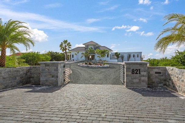 CORAL ESTATE - Villa with spectacular sea view on large plot.