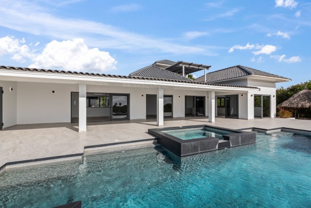 CORAL ESTATE – Villa met spectaculair zeezicht op groot perceel