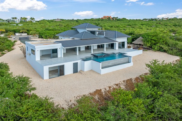 CORAL ESTATE - Villa with spectacular sea view on large plot.