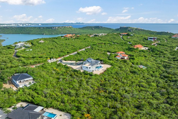 CORAL ESTATE - Villa with spectacular sea view on large plot.