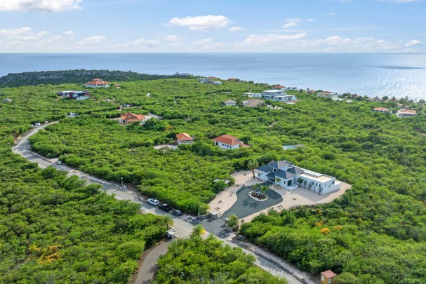 CORAL ESTATE - Villa with spectacular sea view on large plot.