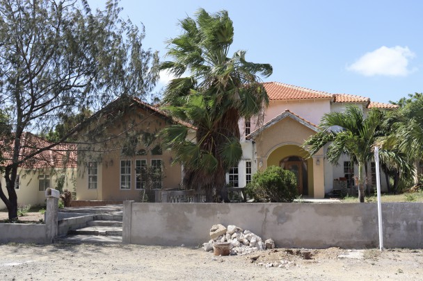 Blue Bay - Spacious fixer upper investment opportunity on gated resort