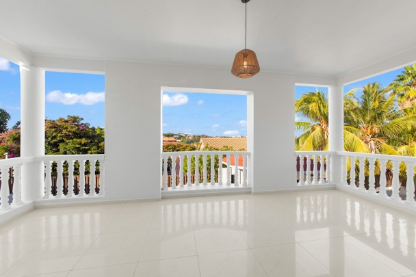 Vista Royal - Luxury property with rental potential and stunning views