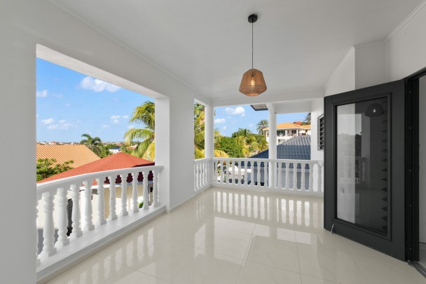 Vista Royal - Luxury property with rental potential and stunning views