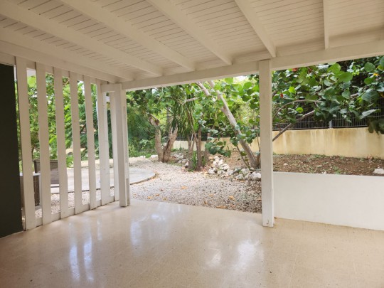 Charming 3-Bedroom Home in Grote Berg Curacao with modern amenities