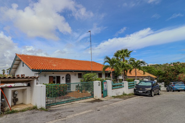 Cas Grandi - Spacious house with two apartments in sought-after area 