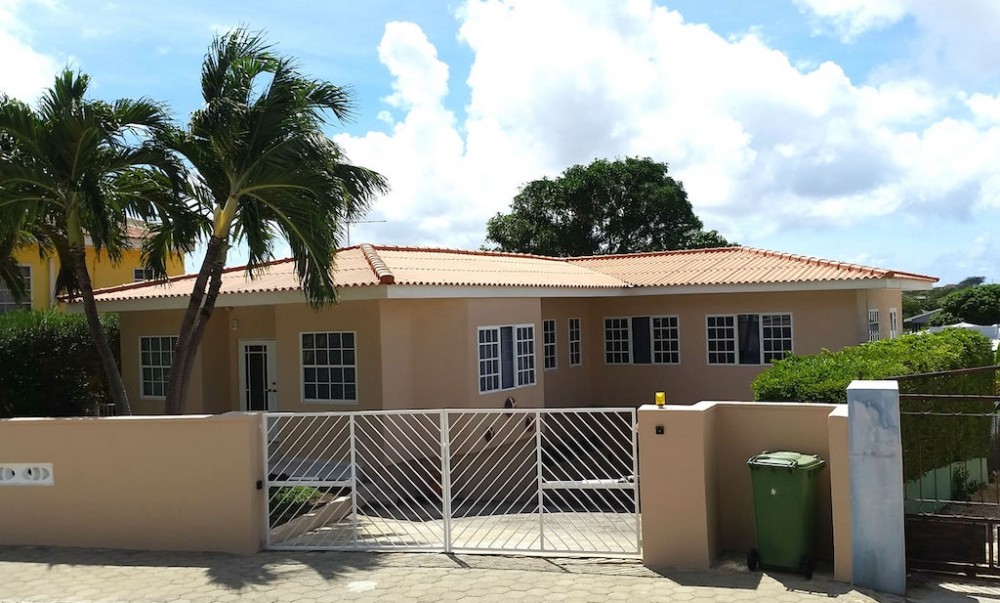 Sun Valley -spacious family home with 5 bedrooms, garden and 2 garages Sun Valley -spacious family home with 5 bedrooms, garden and 2 garages