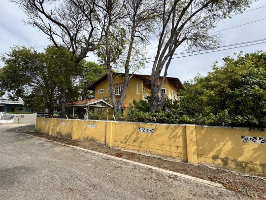 Spacious 4-Bedroom Home with Rooftop Terrace and Garden