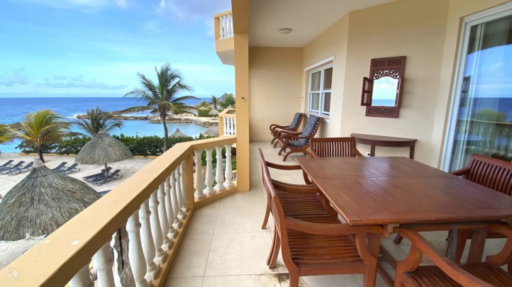 The Strand - Gorgeous 3-bedroom oceanview apartment with private beach