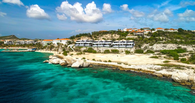 Luxe nieuwe appartementen met zwembad op privé strand in Curacao