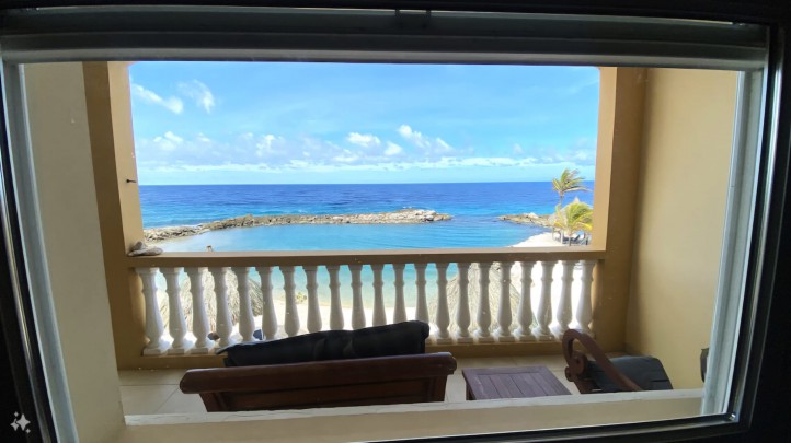 The Strand - Gorgeous 3-bedroom oceanview apartment with private beach