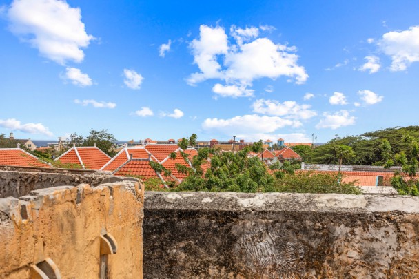 Renovatie object met twee woningen en ruim kavel in hartje Otrobanda 