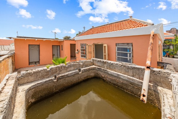 Renovation object with two houses and spacious lot in Otrobanda