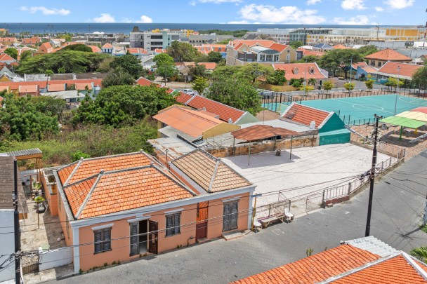 Renovatie object met twee woningen en ruim kavel in hartje Otrobanda 