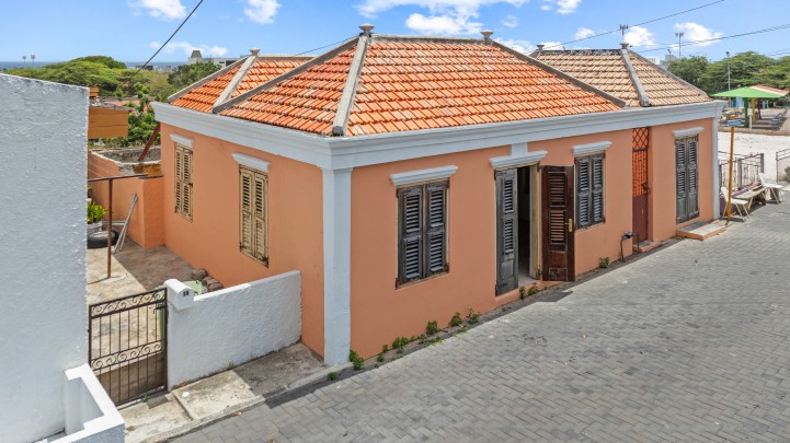 Renovation object with two houses and spacious lot in Otrobanda