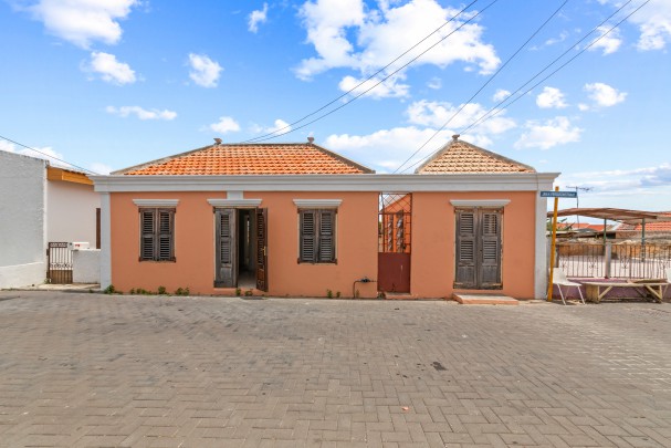 Renovation object with two houses and spacious lot in Otrobanda