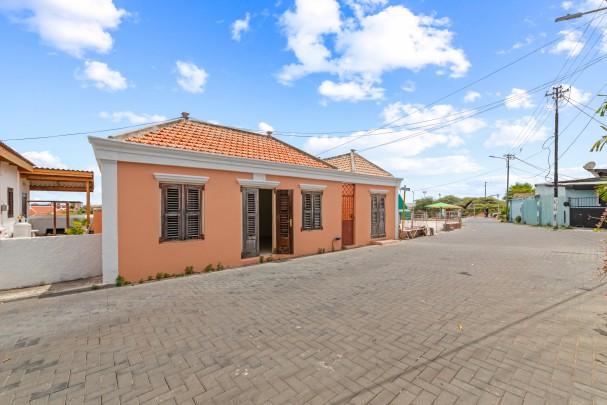 Renovation object with two houses and spacious lot in Otrobanda