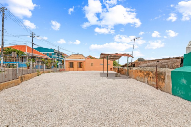 Renovation object with two houses and spacious lot in Otrobanda