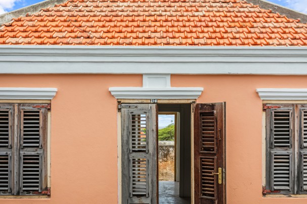 Renovation object with two houses and spacious lot in Otrobanda