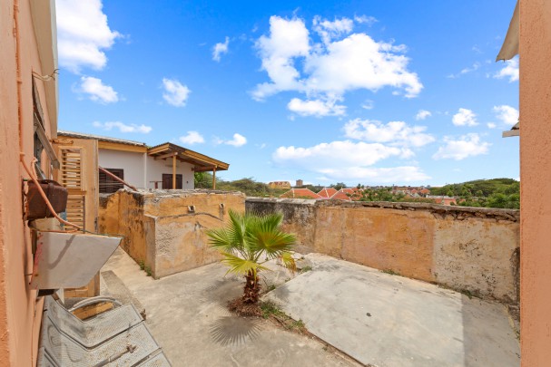 Renovation object with two houses and spacious lot in Otrobanda