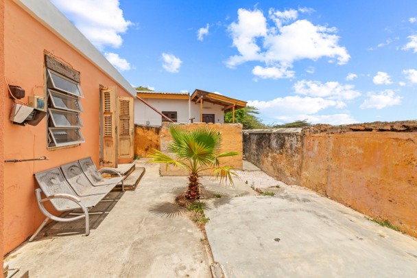 Renovation object with two houses and spacious lot in Otrobanda