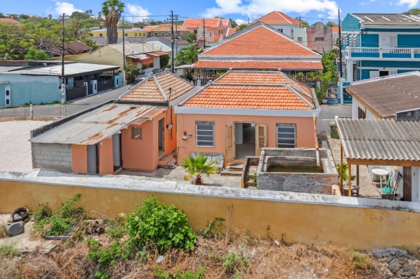 Renovation object with two houses and spacious lot in Otrobanda