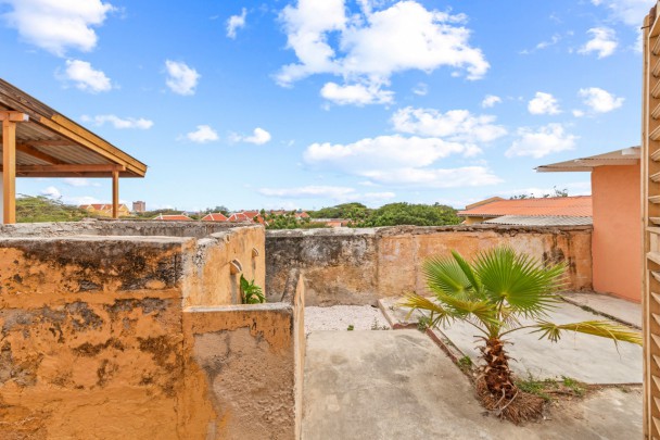 Renovation object with two houses and spacious lot in Otrobanda