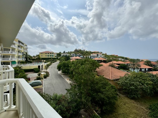 Furnished apartment with sea view on golf resort with pool and beach