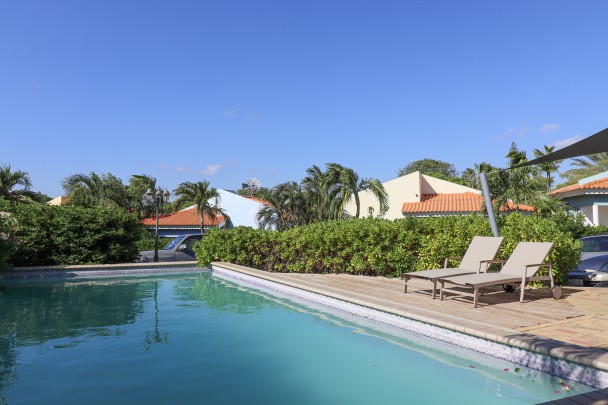 Villa met verhuurmogelijkheden en zwembad te koop in Jan Thiel Curaçao