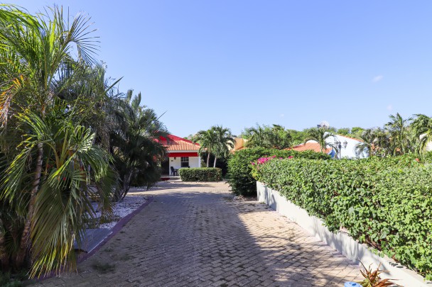 Villa met verhuurmogelijkheden en zwembad te koop in Jan Thiel Curaçao