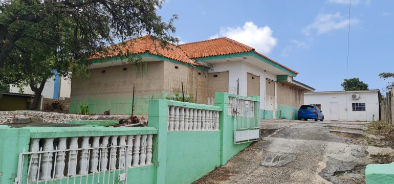 Santa Maria - Spacious warehouse for sale with 4 apartments