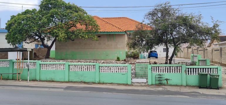 Santa Maria - Spacious warehouse for sale with 4 apartments