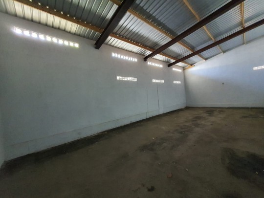 Top location! Well kept showroom and warehouse for sale at Salina