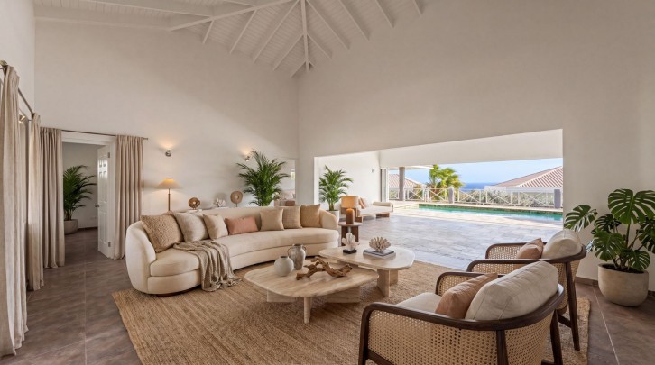 Blue Bay BB-39 &ndash; Spacious Villa with Pool and Sea View
