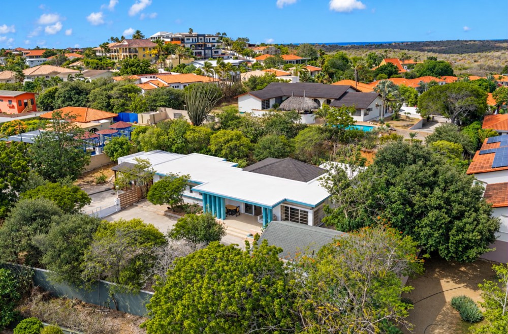 Detached House on a Spacious Lot on Caracasbaaiweg