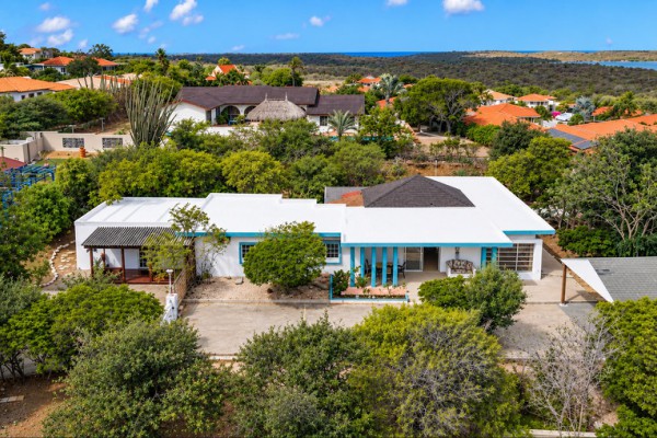 Detached House on a Spacious Lot on Caracasbaaiweg