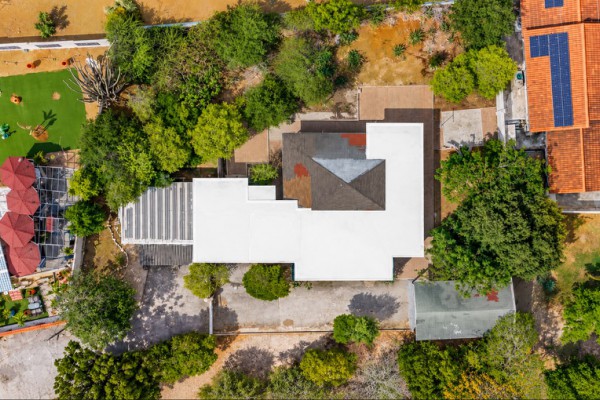 Detached House on a Spacious Lot on Caracasbaaiweg