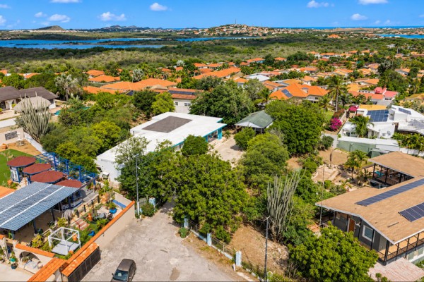 Detached House on a Spacious Lot on Caracasbaaiweg