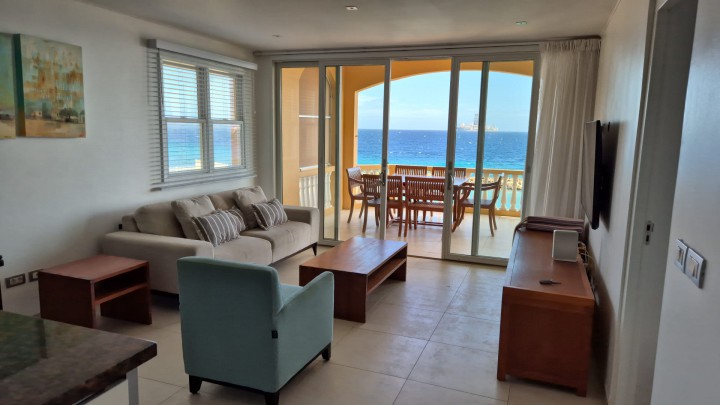 The Strand - Gorgeous 3-bedroom oceanview apartment with private beach